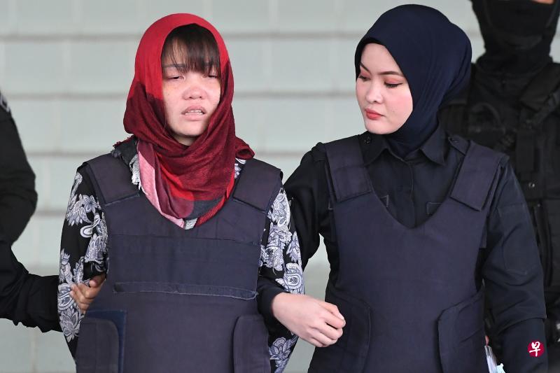 涉及金正男命案的越南籍女被告段氏香(左)。(法新社) 涉及金正男命案的越南籍女被告段氏香(左)。(法新社)