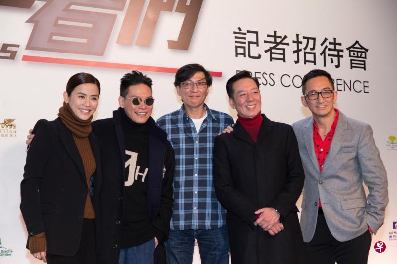 骆应钧(右二)曾与宣萱(左一)、苏永康(左二)和吴启华(右一)等合作。(互联网) 骆应钧(右二)曾与宣萱(左一)、苏永康(左二)和吴启华(右一)等合作。(互联网)