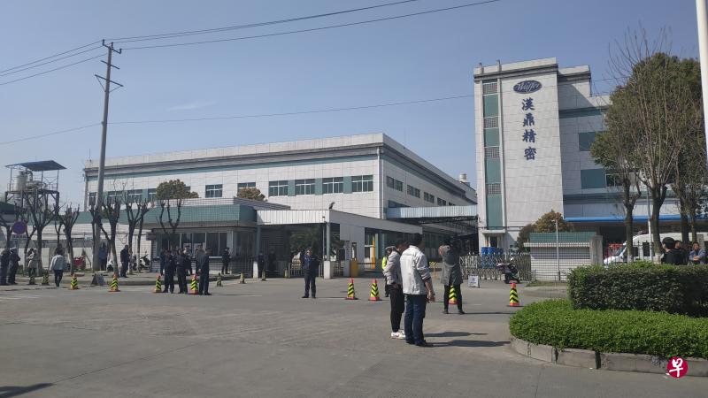 江苏昆山的一家台资企业工厂车间昨早燃爆,致七死五伤。图为燃爆发生后,公司所在地外部人群集聚。(新京报) 江苏昆山的一家台资企业工厂车间昨早燃爆,致七死五伤。图为燃爆发生后,公司所在地外部人群集聚。(新京报)