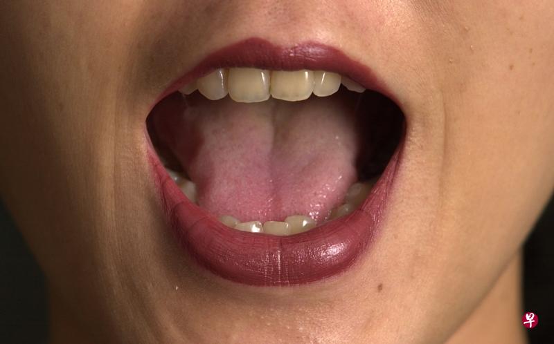 若喉咙痛,避免压低声量说话。(档案照) 若喉咙痛,避免压低声量说话。(档案照)