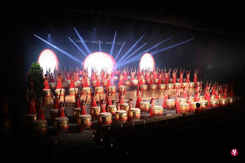 浩然正气的百人鼓,场面盛大。 浩然正气的百人鼓,场面盛大。