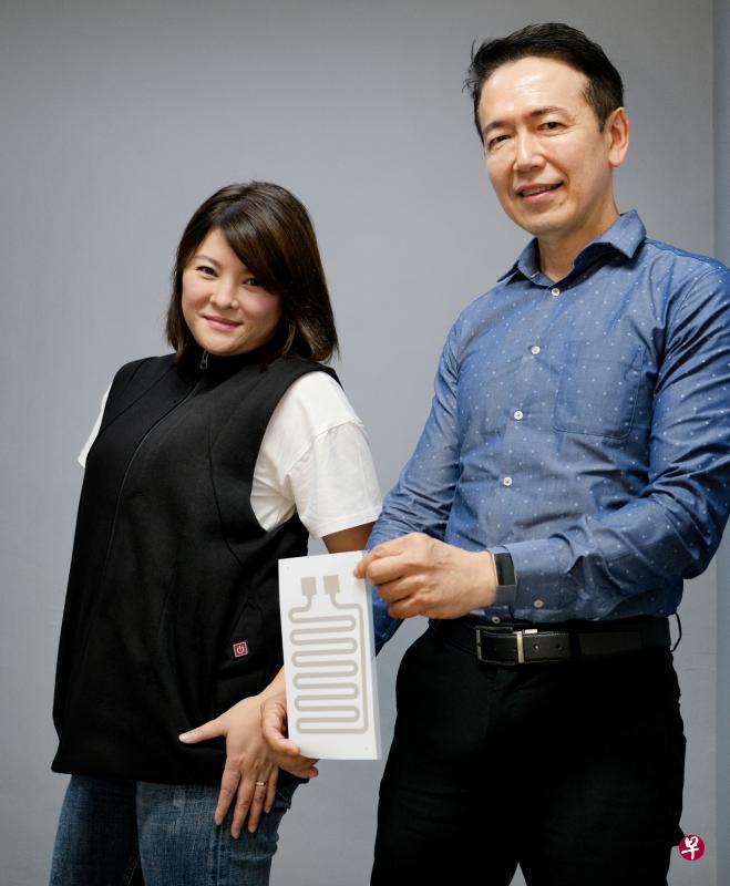 新加坡制造技术研究院与励勤集团联合研发的智能导热背心插上便携式充电器后,底部印有导电墨水的布料便会发热供暖,成为一件高效率的冬装。图为励勤集团市场行销与设计经理熊嘉雯(左)以及研究院新兴应用中心主管杨志强。(曾坤顺摄) 新加坡制造技术研究院与励勤集团联合研发的智能导热背心插上便携式充电器后,底部印有导电墨水的布料便会发热供暖,成为一件高效率的冬装。图为励勤集团市场行销与设计经理熊嘉雯(左)以及研究院新兴应用中心主管杨志强。(曾坤顺摄)