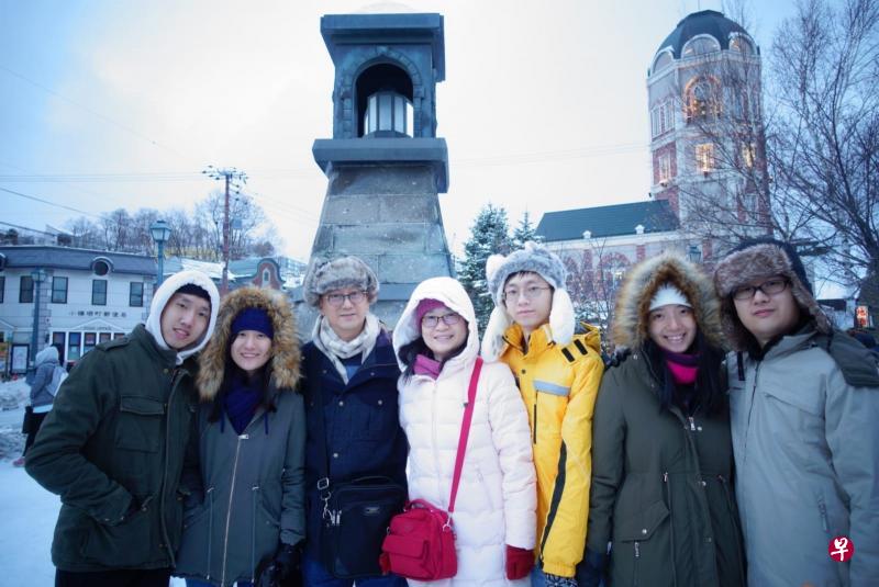 沈秀雯(中间)的全家福。(受访者提供) 沈秀雯(中间)的全家福。(受访者提供)