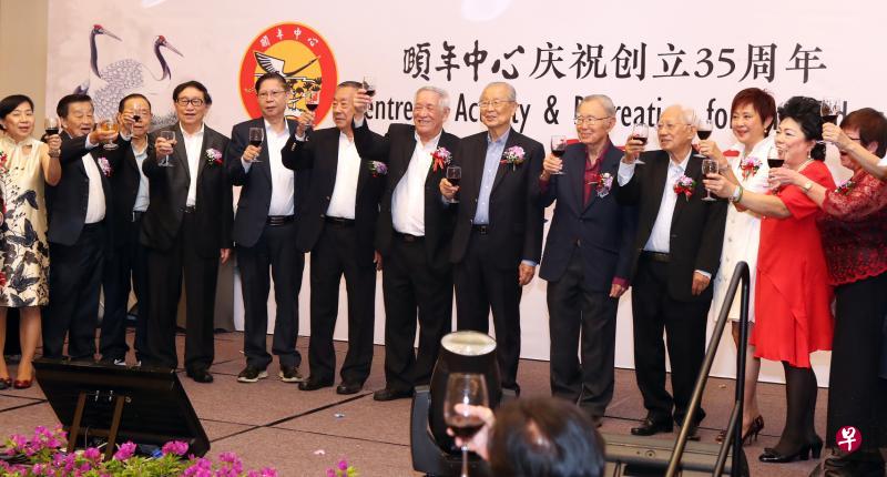 会长王邦文(右五)与理事们举杯敬酒,欢庆颐年中心35周年。(陈来福摄) 会长王邦文(右五)与理事们举杯敬酒,欢庆颐年中心35周年。(陈来福摄)