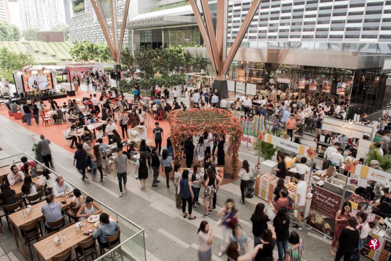 丹戎巴葛中心一楼部分空间原可开辟成零售店面,却发展为都会公园,进行健身操、独立音乐会和樱花季节美食展等社区活动,而这些活动结果深受欢迎,提高中心人流量。(国浩房地产提供) 丹戎巴葛中心一楼部分空间原可开辟成零售店面,却发展为都会公园,进行健身操、独立音乐会和樱花季节美食展等社区活动,而这些活动结果深受欢迎,提高中心人流量。(国浩房地产提供)