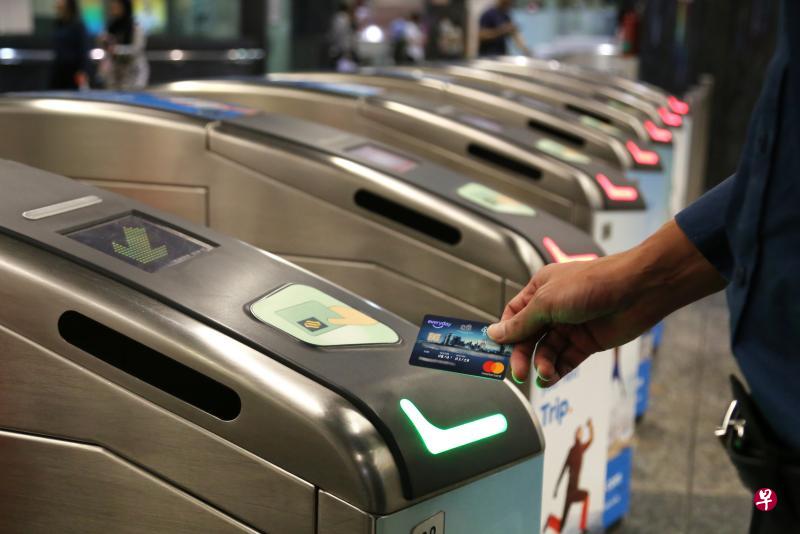 新便利(SimplyGo)服务后天启用,乘客到时进出地铁闸门,可直接使用“免接触式”万事达信用卡或转账卡支付车资,省下为卡充值的麻烦。(王彦燕摄) 新便利(SimplyGo)服务后天启用,乘客到时进出地铁闸门,可直接使用“免接触式”万事达信用卡或转账卡支付车资,省下为卡充值的麻烦。(王彦燕摄)