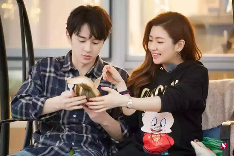 Selina与张轩睿在《女儿们的恋爱》中互动甜蜜。(互联网) Selina与张轩睿在《女儿们的恋爱》中互动甜蜜。(互联网)