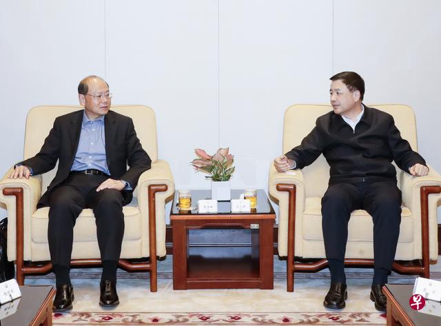 4月1日,中国公安部常务副部长王小洪会见国家禁毒委员会新任副主任曾伟雄(左)。(中国公安部网站) 4月1日,中国公安部常务副部长王小洪会见国家禁毒委员会新任副主任曾伟雄(左)。(中国公安部网站)