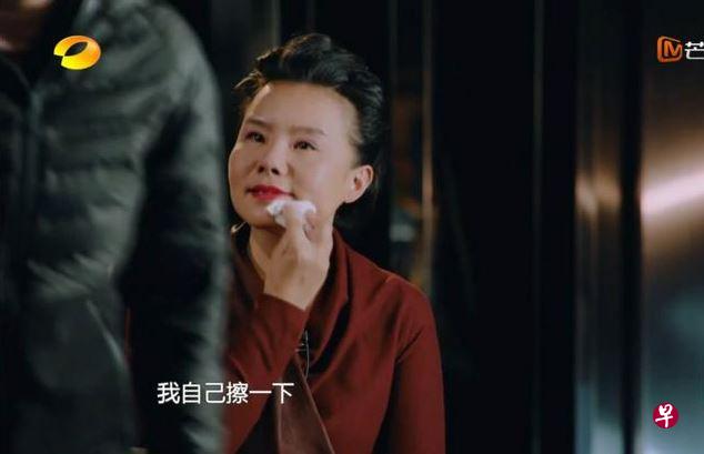 龚琳娜被淘汰后落泪。(视频截图) 龚琳娜被淘汰后落泪。(视频截图)