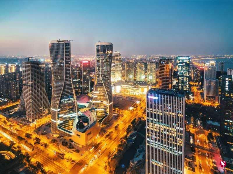 杭州来福士中心由两座高约250米的双子塔楼构成。由于建筑形态的关系,杭州来福士中心拥有“小蛮腰双子塔”的称号。(凯德集团提供) 杭州来福士中心由两座高约250米的双子塔楼构成。由于建筑形态的关系,杭州来福士中心拥有“小蛮腰双子塔”的称号。(凯德集团提供)