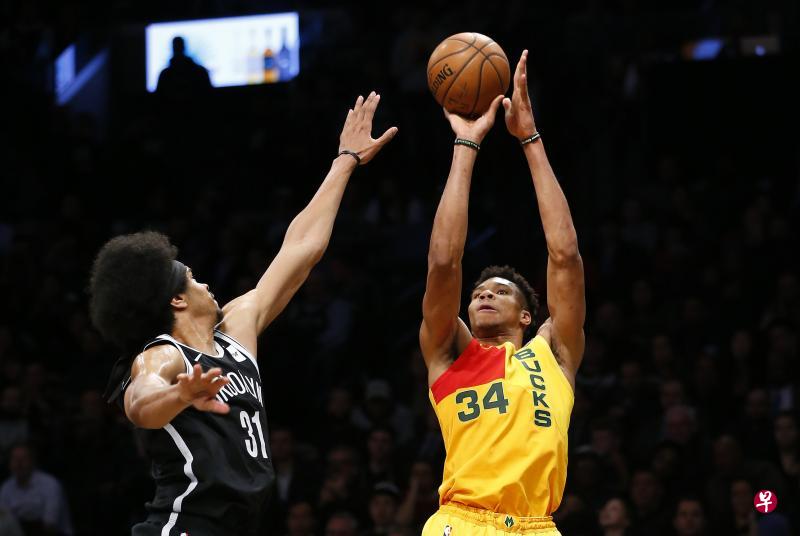 公鹿球星安特托孔波(右)投篮,网队中锋艾伦极力阻挡。(今日美国) 公鹿球星安特托孔波(右)投篮,网队中锋艾伦极力阻挡。(今日美国)