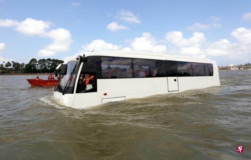 这辆42个座位的水陆两栖巴士经改装后,去年初在登嘉楼河下水测试。(星洲日报) 这辆42个座位的水陆两栖巴士经改装后,去年初在登嘉楼河下水测试。(星洲日报)