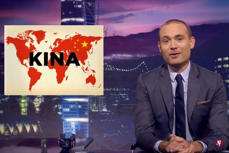 《瑞典新闻》主持人Jesper Rönndahl曾在节目中展示被指有缺陷的中国地图,后来又以五星红旗覆盖全世界的地图“道歉”。(香港01) 《瑞典新闻》主持人Jesper Rönndahl曾在节目中展示被指有缺陷的中国地图,后来又以五星红旗覆盖全世界的地图“道歉”。(香港01)