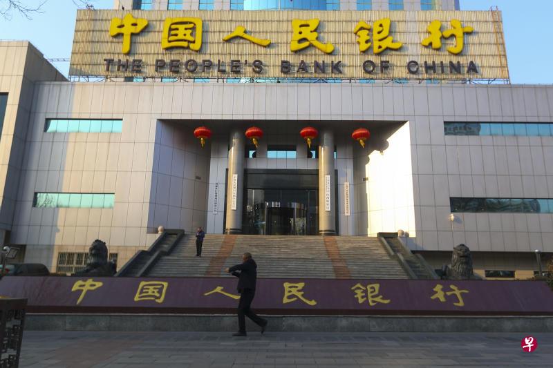 中国人民银行罕见针对“4月1日起降准”的谣言进行辟谣后,再向公安机关报案,少见的强势态度或意味着中国短期内不会降低存款准备金率。图为山西省太原市,民众经过中国人民银行太原中心支行。(中新社) 中国人民银行罕见针对“4月1日起降准”的谣言进行辟谣后,再向公安机关报案,少见的强势态度或意味着中国短期内不会降低存款准备金率。图为山西省太原市,民众经过中国人民银行太原中心支行。(中新社)