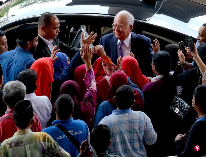 前首相纳吉周三出庭面对他下台后的首次有关一马公司弊案的审讯时,大批支持者到场声援他。(彭博社) 前首相纳吉周三出庭面对他下台后的首次有关一马公司弊案的审讯时,大批支持者到场声援他。(彭博社)