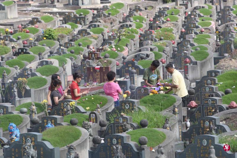 清明时期去扫墓祭祖缅怀先人,也要留意健康。(档案照) 清明时期去扫墓祭祖缅怀先人,也要留意健康。(档案照)