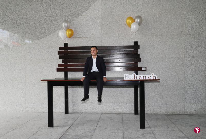 国家发展部第二部长李智陞坐在“水平线”木凳上。(陈来福摄) 国家发展部第二部长李智陞坐在“水平线”木凳上。(陈来福摄)