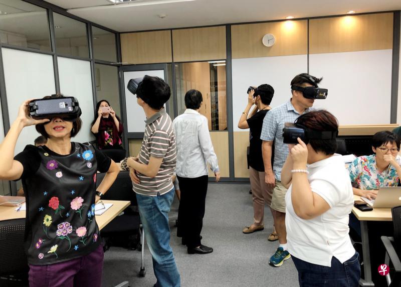 新加坡管理大学专业进修学院在全新的数据保护执业证书课程中,采用海峡互动公司的虚拟实境科技,让学员找出办公环境中可能出现资料保护疏失的漏洞。(海峡互动提供) 新加坡管理大学专业进修学院在全新的数据保护执业证书课程中,采用海峡互动公司的虚拟实境科技,让学员找出办公环境中可能出现资料保护疏失的漏洞。(海峡互动提供)