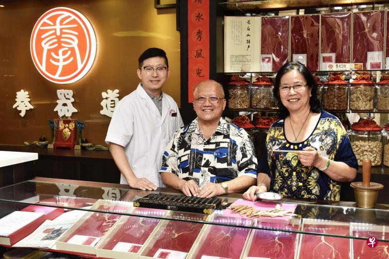 林春发夫妇(中与右)与毕业于上海中医药大学的刘育成医师(左一)在明地迷亚路的拳器道旗舰店里合影。(伍书永摄) 林春发夫妇(中与右)与毕业于上海中医药大学的刘育成医师(左一)在明地迷亚路的拳器道旗舰店里合影。(伍书永摄)