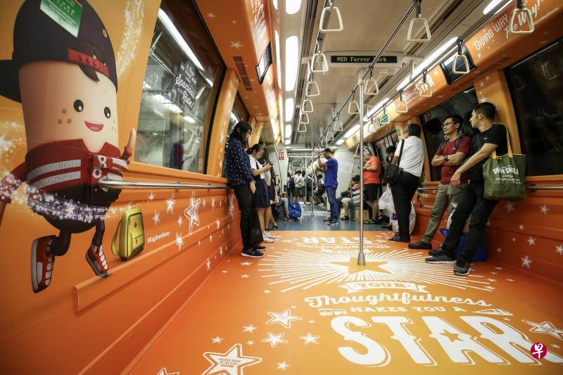 为了鼓励乘客在公共交通工具上保持礼貌行为,陆路交通管理局今年特别推出礼仪主题列车。(叶振忠摄) 为了鼓励乘客在公共交通工具上保持礼貌行为,陆路交通管理局今年特别推出礼仪主题列车。(叶振忠摄)