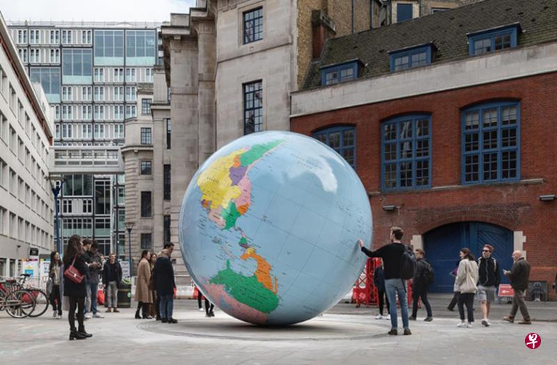 LSE上月底在学生中心外摆放由英国知名艺术家渥林格设计的巨型地球仪艺术品，随即引发争议。（取自大学网站）