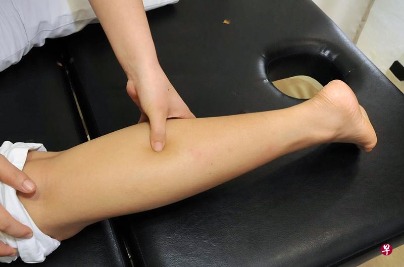 按摩穴位可缓解脚酸。(档案照) 按摩穴位可缓解脚酸。(档案照)