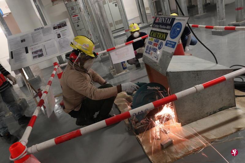 民泰近电工私人有限公司在欧南社区医院的工地,分享其他推广安全文化和提升工人健康的做法。(海峡时报) 民泰近电工私人有限公司在欧南社区医院的工地,分享其他推广安全文化和提升工人健康的做法。(海峡时报)