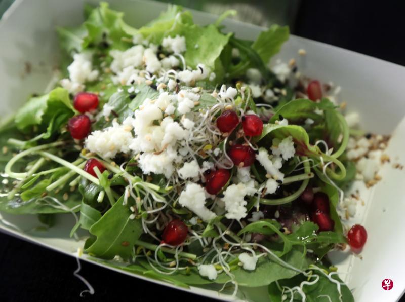 以红石榴点缀的清爽沙拉是厨师的即兴作品,不在餐馆菜单内。 以红石榴点缀的清爽沙拉是厨师的即兴作品,不在餐馆菜单内。