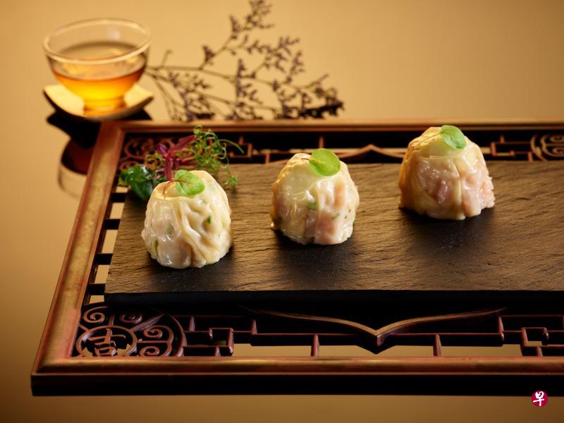 鸽蛋烧卖,每个烧卖里有一个鹌鹑蛋。(餐馆提供) 鸽蛋烧卖,每个烧卖里有一个鹌鹑蛋。(餐馆提供)