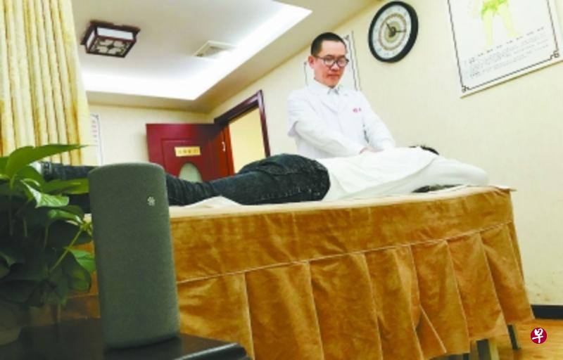 通过语音下指令，人工智能科技给盲人按摩师带来许多便利。（互联网） 