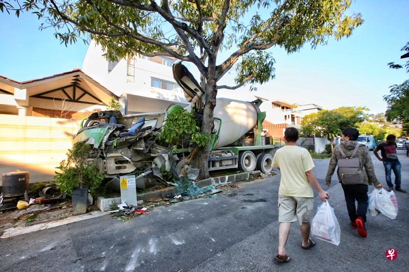 水泥车撞大树后,毁不成形。(陈佩敏摄) 水泥车撞大树后,毁不成形。(陈佩敏摄)