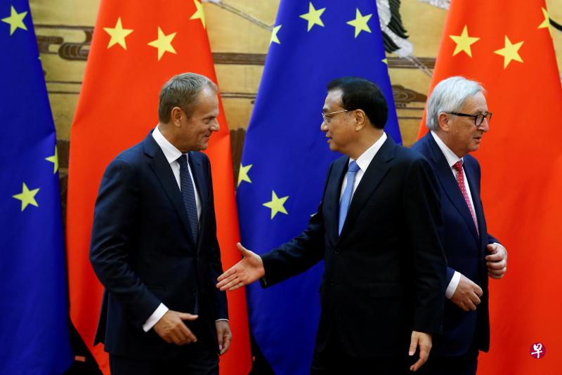 欧盟理事会主席图斯克(左)、中国总理李克强(中)、欧盟委员会主席容克(右)2018年7月在北京。(路透社档案照) 欧盟理事会主席图斯克(左)、中国总理李克强(中)、欧盟委员会主席容克(右)2018年7月在北京。(路透社档案照)