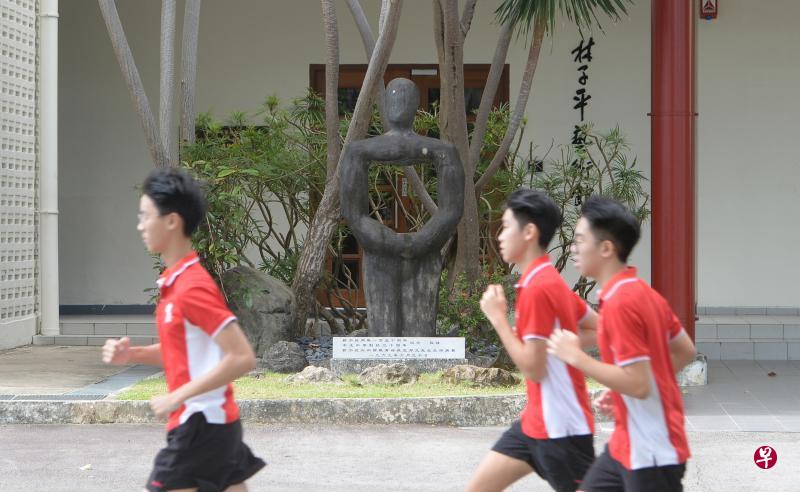 屹立月眠路中正中学总校半个世纪的“中正人”塑像，下来将由国家美术馆收藏。（潘丰源摄）