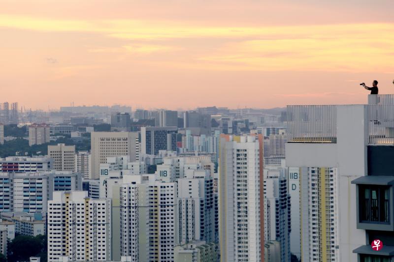 在达士岭摩天组屋的空中花园俯瞰中央区,高楼鳞次栉比。中央区作为我国的黄金地段,高昂地价形成政府发展中央区组屋项目最大难关。(萧紫薇摄) 在达士岭摩天组屋的空中花园俯瞰中央区,高楼鳞次栉比。中央区作为我国的黄金地段,高昂地价形成政府发展中央区组屋项目最大难关。(萧紫薇摄)