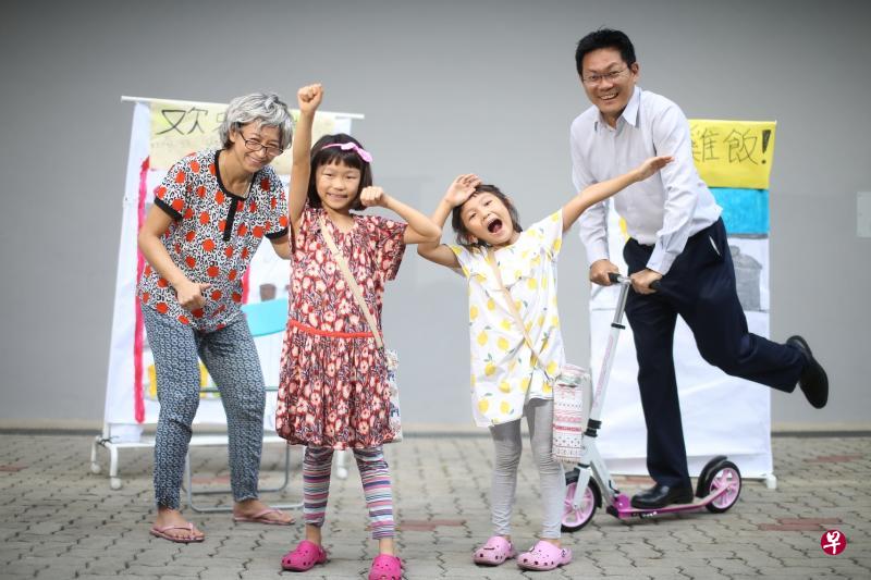 吴立群(左一)昨早和丈夫带着两个女儿一起参加初赛。她除了扮演妈妈,还用假发道具扮演老奶奶,一人分饰两角,顺利完成短剧表演。(谢智扬摄) 吴立群(左一)昨早和丈夫带着两个女儿一起参加初赛。她除了扮演妈妈,还用假发道具扮演老奶奶,一人分饰两角,顺利完成短剧表演。(谢智扬摄)