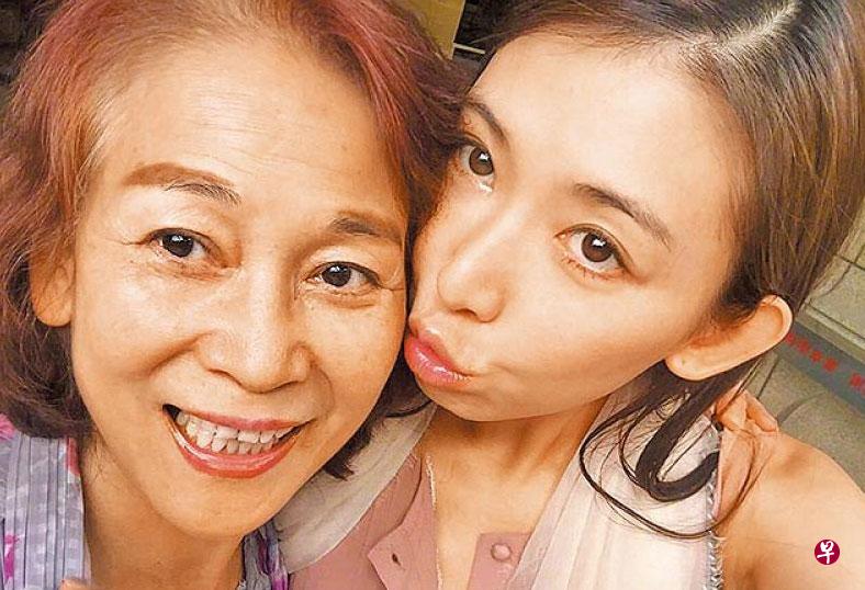 林志玲常搭机到处飞,也很孝顺母亲吴慈美。(网络) 林志玲常搭机到处飞,也很孝顺母亲吴慈美。(网络)