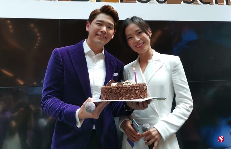 林慧玲为陈罗密欧送上生日蛋糕。(陈罗密欧提供) 林慧玲为陈罗密欧送上生日蛋糕。(陈罗密欧提供)