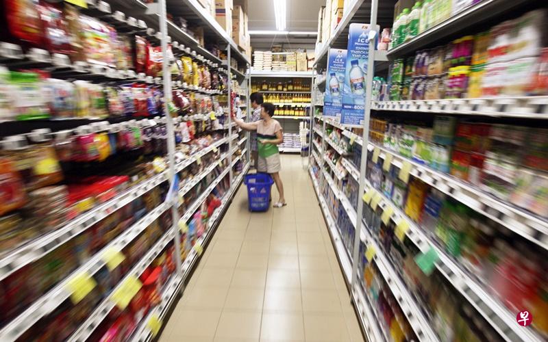 上超市采购前,先查看冰箱,避免购买还未吃完的同类食物,避免浪费。(档案照) 上超市采购前,先查看冰箱,避免购买还未吃完的同类食物,避免浪费。(档案照)