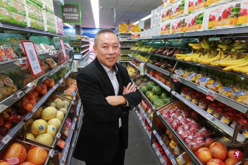 昇菘总裁林福星荣获新加坡商业奖年度杰出商人奖,集团接下来的发展策略是多采用科技和开设更多家超市。(唐家鸿摄) 昇菘总裁林福星荣获新加坡商业奖年度杰出商人奖,集团接下来的发展策略是多采用科技和开设更多家超市。(唐家鸿摄)
