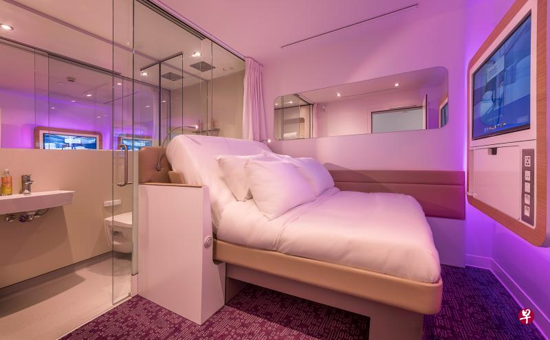 星耀樟宜内的唯一酒店YOTELAIR共有130间客房,除了提供以每晚计算的客房收费方式,也推出“按时收费”的客房配套——最短为四小时,最长为八小时。(YOTELAIR提供) 星耀樟宜内的唯一酒店YOTELAIR共有130间客房,除了提供以每晚计算的客房收费方式,也推出“按时收费”的客房配套——最短为四小时,最长为八小时。(YOTELAIR提供)