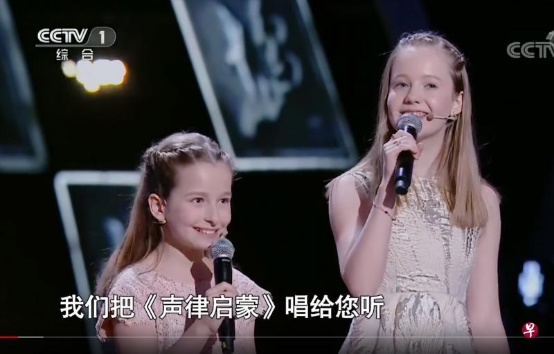 两姐妹小蜜蜂(10岁)和快乐(15岁)配以歌曲演唱《声律启蒙》,该书是训练儿童应对,掌握声韵格律的启蒙读物。 (视频截图) 两姐妹小蜜蜂(10岁)和快乐(15岁)配以歌曲演唱《声律启蒙》,该书是训练儿童应对,掌握声韵格律的启蒙读物。 (视频截图)