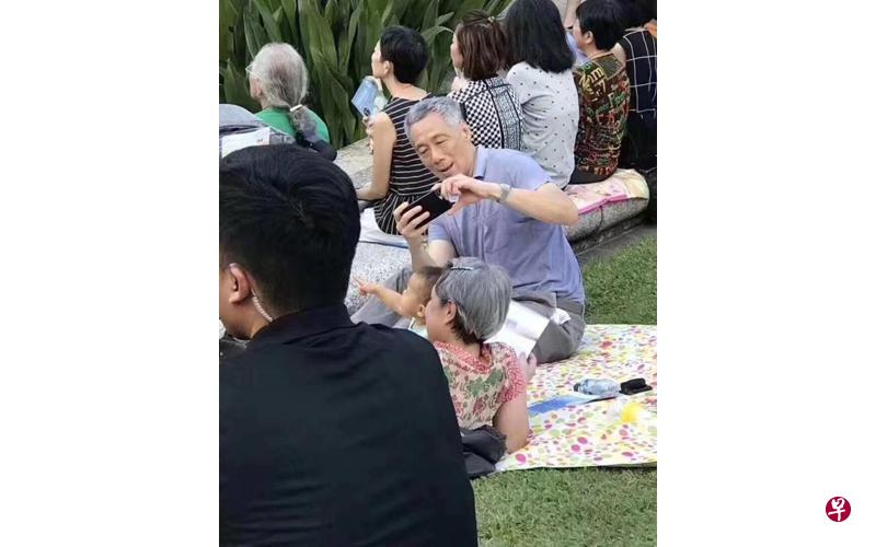 李显龙总理伉俪昨天携孙女一同到新加坡植物园聆听免费音乐会,温馨画面被网民拍摄到。(互联网) 李显龙总理伉俪昨天携孙女一同到新加坡植物园聆听免费音乐会,温馨画面被网民拍摄到。(互联网)