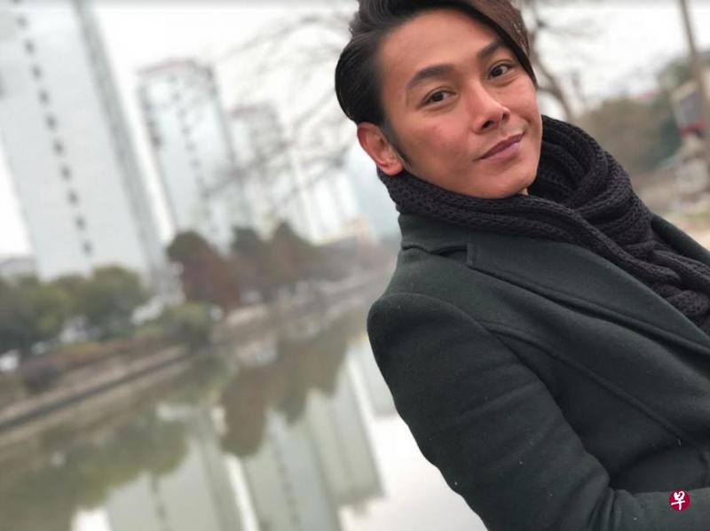 廖永谊自嘲:没想到我这把年纪还有人愿意签 我当歌手!(受访者提供) 廖永谊自嘲:没想到我这把年纪还有人愿意签 我当歌手!(受访者提供)