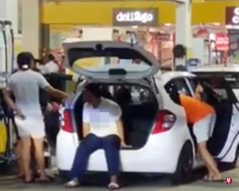视频显示其中两人负责摇动汽车,相信是要让汽车能多添些油。(取自面簿) 视频显示其中两人负责摇动汽车,相信是要让汽车能多添些油。(取自面簿)