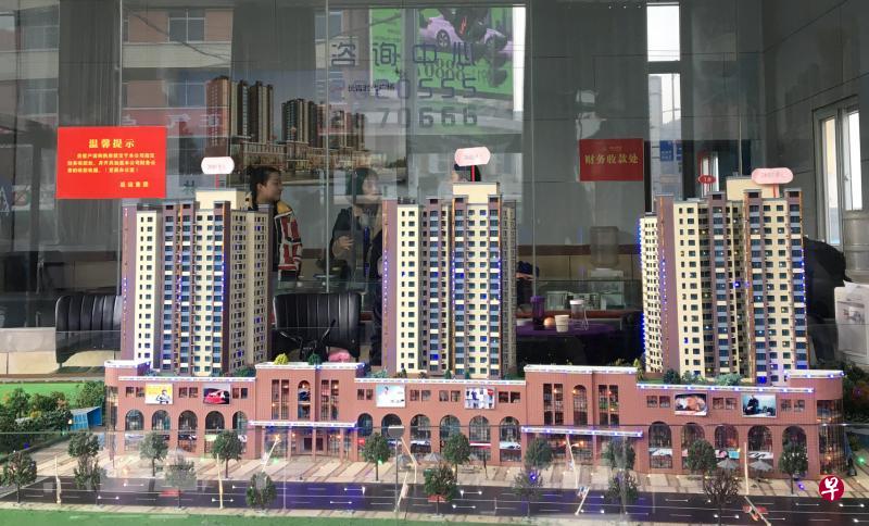 中国昨天宣布放宽户籍限制,被普遍认为有利于提振正在降温的房地产市场。图为陕西省延安市的潜在买家今年1月在展示厅看房。(路透社) 中国昨天宣布放宽户籍限制,被普遍认为有利于提振正在降温的房地产市场。图为陕西省延安市的潜在买家今年1月在展示厅看房。(路透社)