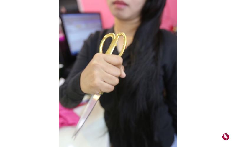 店员向记者叙述,当时女郎冲进店内拿剪刀的情况。(曾宪隆摄) 店员向记者叙述,当时女郎冲进店内拿剪刀的情况。(曾宪隆摄)