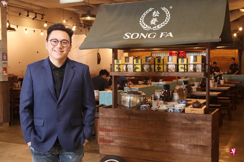 杨学鹏与姐姐杨燕宜和弟弟杨智咏携手,一起将父亲杨应松创办的松發肉骨茶发扬光大。(松發肉骨茶提供) 杨学鹏与姐姐杨燕宜和弟弟杨智咏携手,一起将父亲杨应松创办的松發肉骨茶发扬光大。(松發肉骨茶提供)