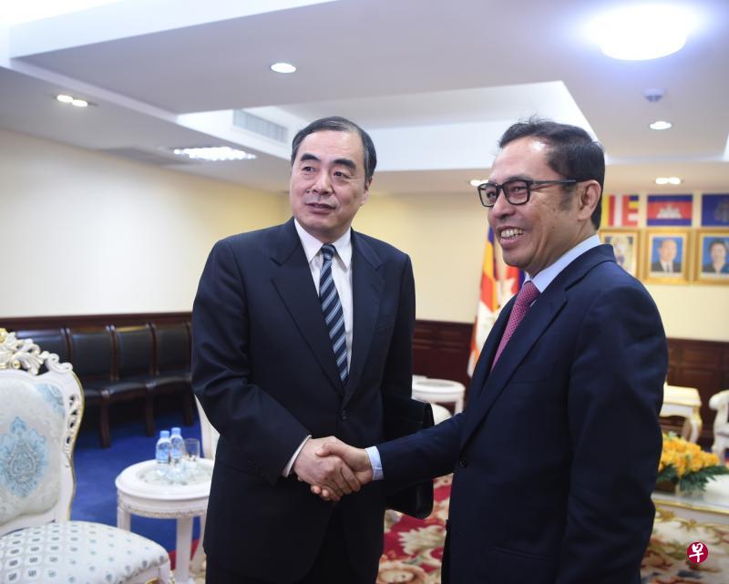 有消息称中国外交部副部长孔铉佑(左)下月将出任驻日大使。图为他上月访问金边时与柬埔寨财经部国务秘书翁赛维索会晤。(中新社) 有消息称中国外交部副部长孔铉佑(左)下月将出任驻日大使。图为他上月访问金边时与柬埔寨财经部国务秘书翁赛维索会晤。(中新社)