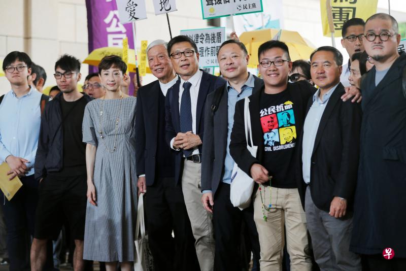 香港“占中”九名被告,左起为学联前常委张秀贤、学联前常务秘书钟耀华、公民党立法会议员陈淑庄、牧师朱耀明、中大教授陈健民、港大法律学者戴耀廷、社民连副主席黄浩铭、民主党前主席李永达及社福界立法会议员邵家臻。(路透社) 香港“占中”九名被告,左起为学联前常委张秀贤、学联前常务秘书钟耀华、公民党立法会议员陈淑庄、牧师朱耀明、中大教授陈健民、港大法律学者戴耀廷、社民连副主席黄浩铭、民主党前主席李永达及社福界立法会议员邵家臻。(路透社)
