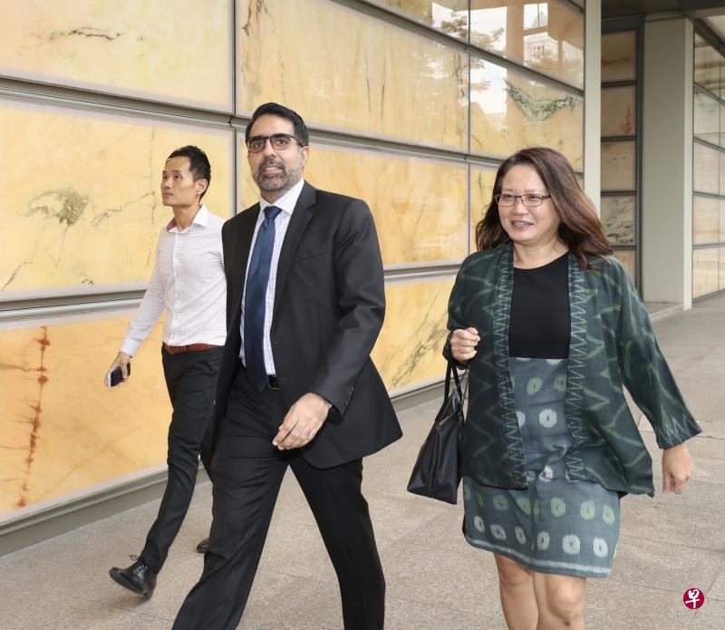 被起诉的工人党秘书长毕丹星(中)、主席林瑞莲(右)和市镇会理事蔡誌泓(左)昨天到高庭听诉辩双方进行结案陈词。前党魁刘程强并未出现。(陈来福摄) 被起诉的工人党秘书长毕丹星(中)、主席林瑞莲(右)和市镇会理事蔡誌泓(左)昨天到高庭听诉辩双方进行结案陈词。前党魁刘程强并未出现。(陈来福摄)